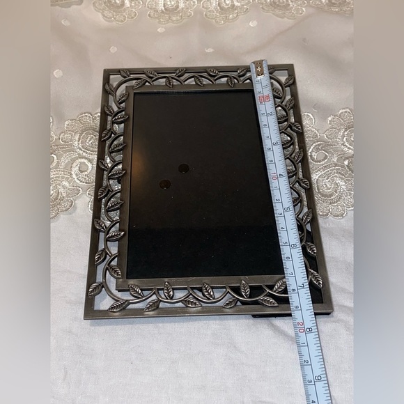 3/55$Vintage Table Top sturdy silver metal picture frame with leaves pattern 4x6 - Picture 6 of 12
